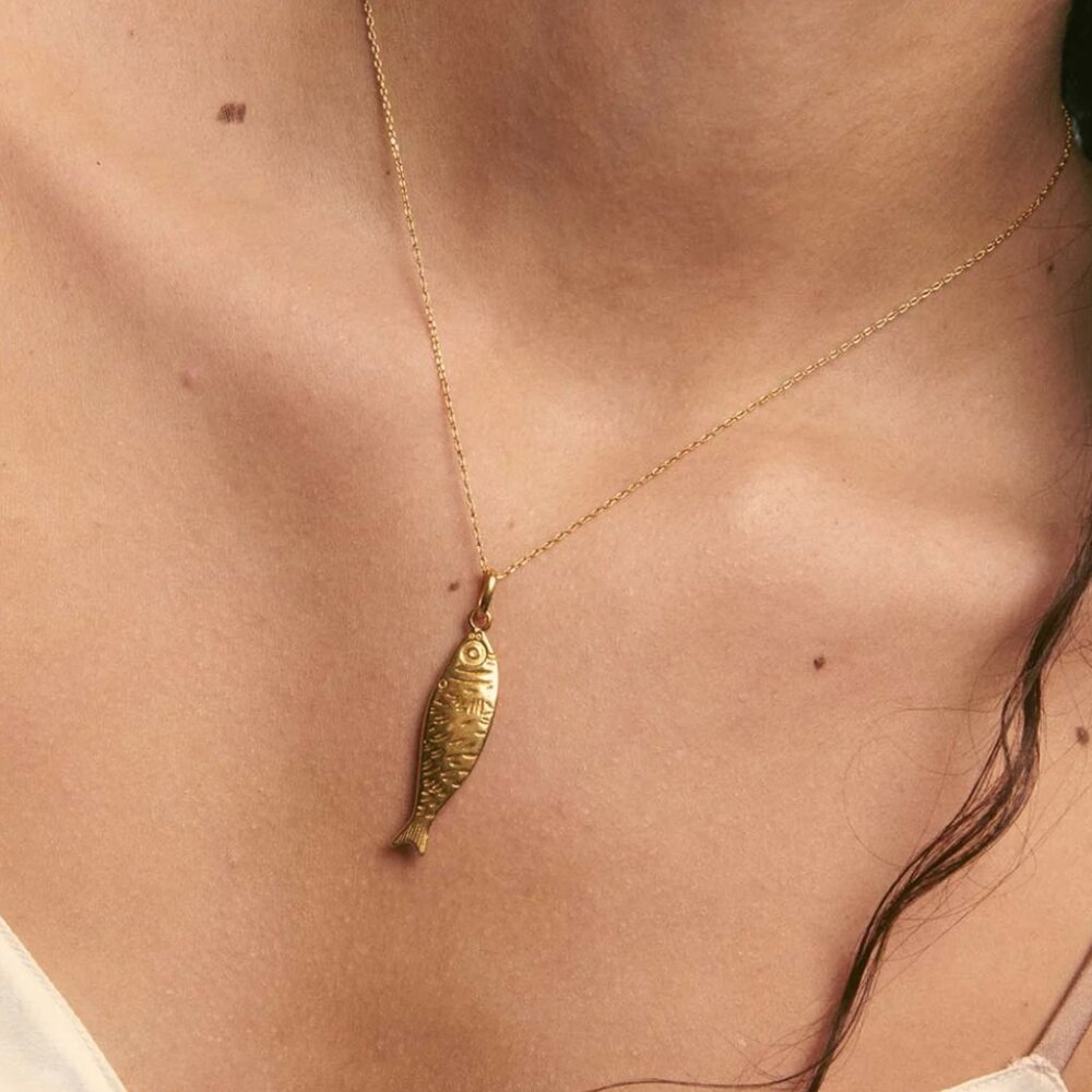 Waterproof Gold Sardine Necklace Coastal Fish Pendant for Summer Outfits PRETTY - Picture 10 of 12